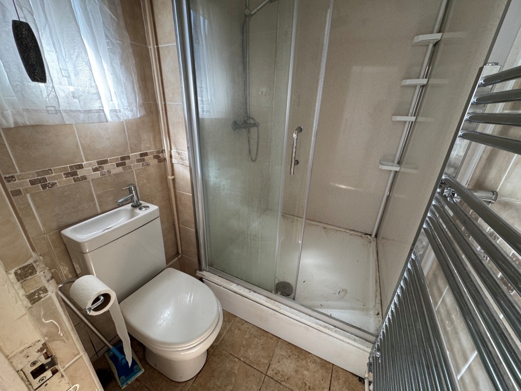 Lot: 127 - SEMI-DETACHED HOUSE IN NEED OF TOTAL REFURBISHMENT - Shower room